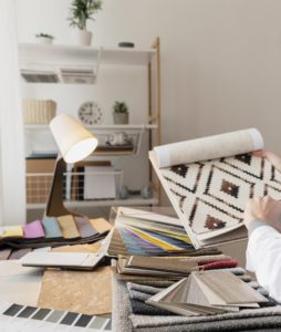 femme tenant des modeles se bouchent